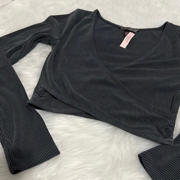 🆕 Victoria’s Secret long sleeve crop crossover top size Small - Picture 3 of 8